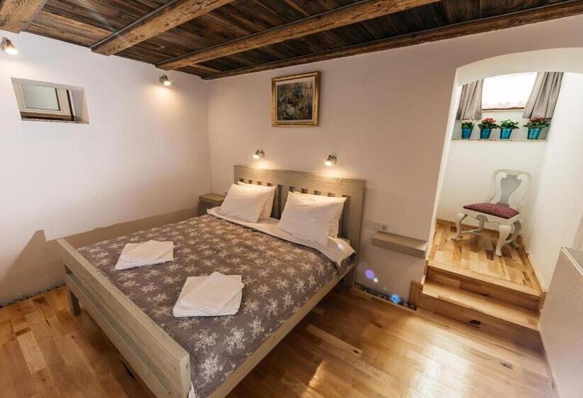 דירת חדר, Yellowboot Apart