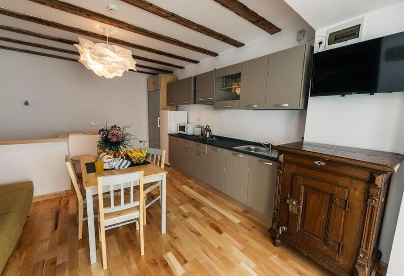 شقة غرفة واحدة, Yellowboot Apart