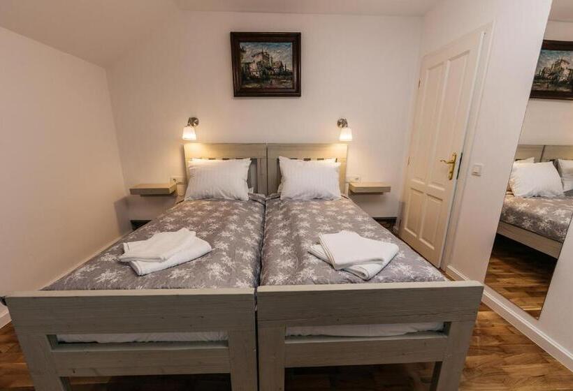 شقة غرفة واحدة, Yellowboot Apart