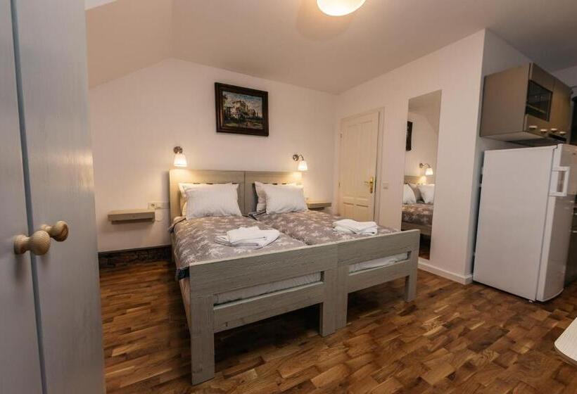 شقة غرفة واحدة, Yellowboot Apart