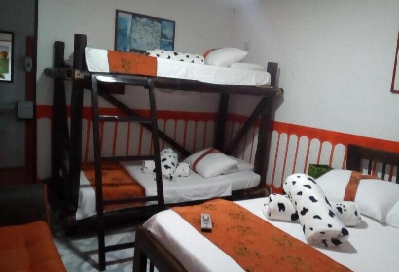 Четырехместный Номер Стандарт, Hostal Casa Artvelez