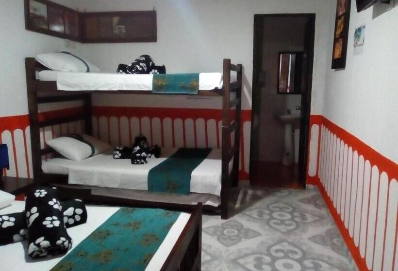 4인용 스탠다드 룸, Hostal Casa Artvelez