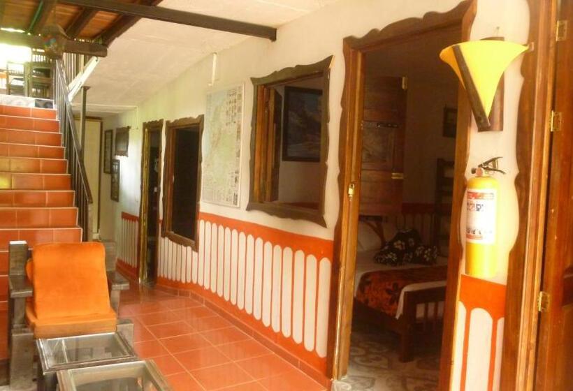 Четырехместный Номер Стандарт, Hostal Casa Artvelez