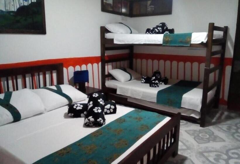 4인용 스탠다드 룸, Hostal Casa Artvelez