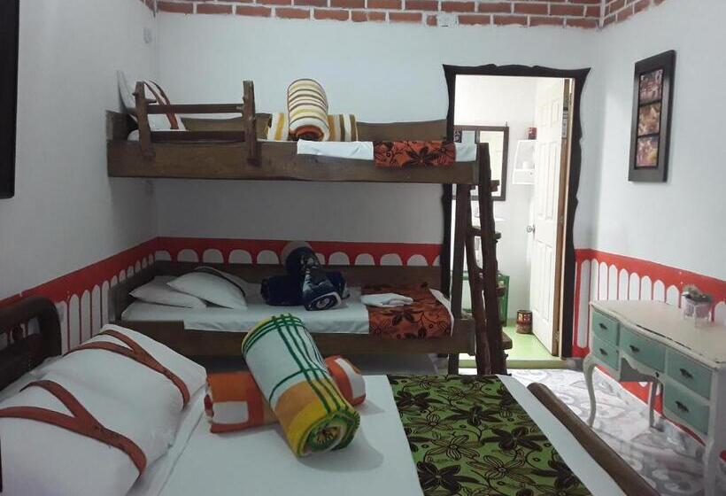 4인용 스탠다드 룸, Hostal Casa Artvelez