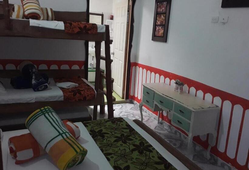 Четырехместный Номер Стандарт, Hostal Casa Artvelez
