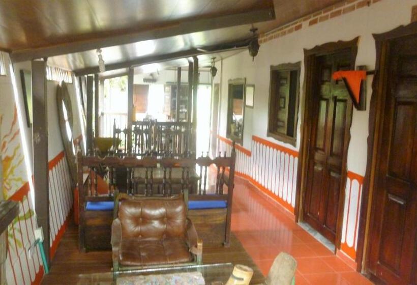 4인용 스탠다드 룸, Hostal Casa Artvelez