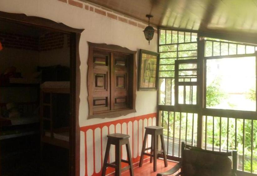 Четырехместный Номер Стандарт, Hostal Casa Artvelez