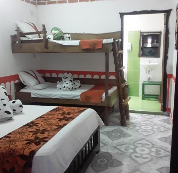 4인용 스탠다드 룸, Hostal Casa Artvelez