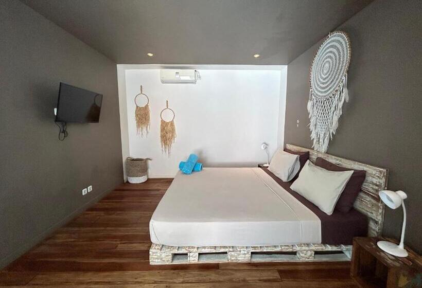 Полулюкс с Бассейном, Meno Suites