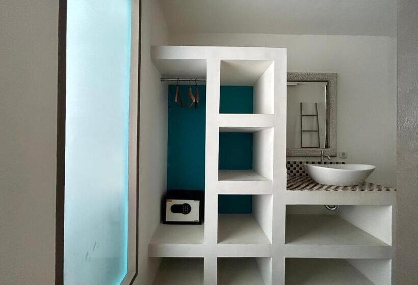 Полулюкс с Бассейном, Meno Suites
