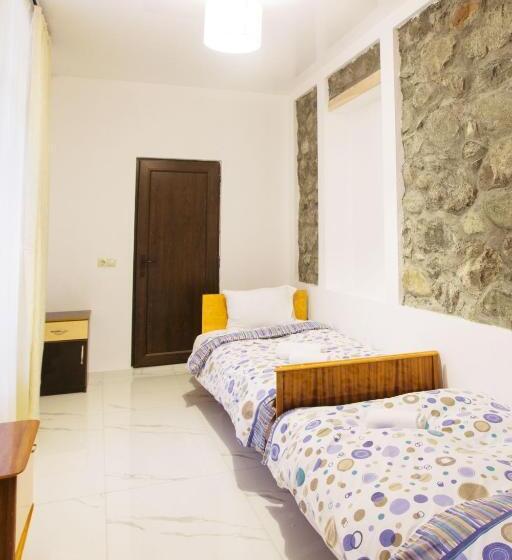 اتاق اکونومی, Level