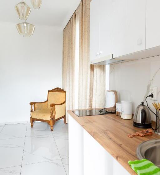 اتاق راحتی سه تخته, Level