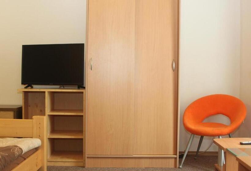 غرفة قياسية رباعية, Penzion V Ráji