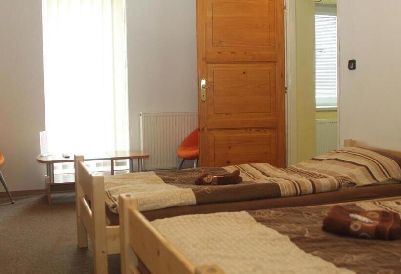 غرفة قياسية رباعية, Penzion V Ráji