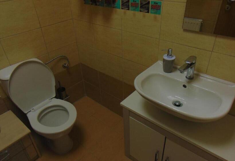 بنجلو قياسى, Penzion V Ráji