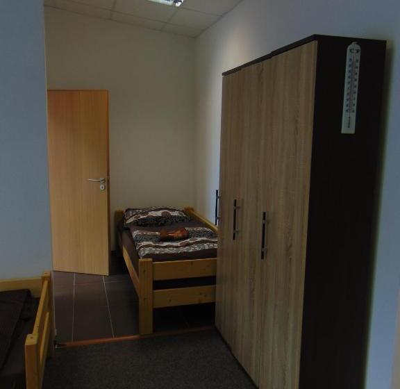 بنجلو قياسى, Penzion V Ráji