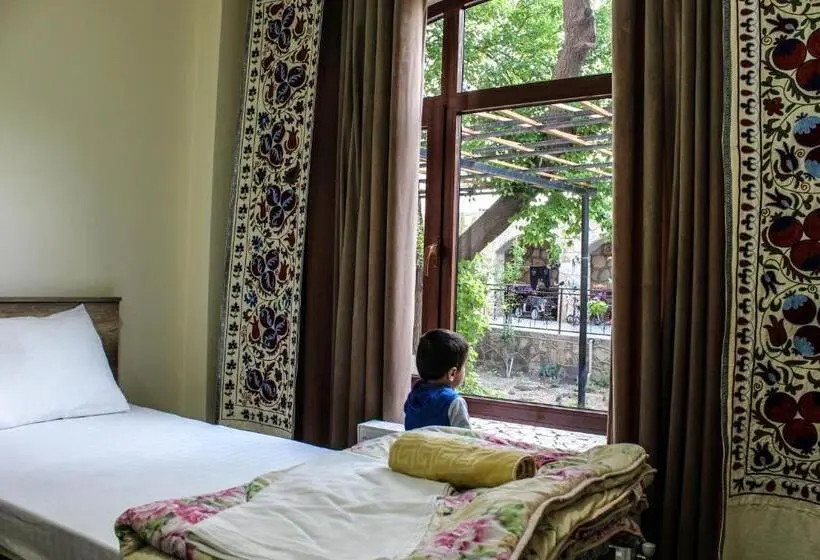 Economy Yhden Hengen Huone, Guest House Ruslan Nurata & Tours