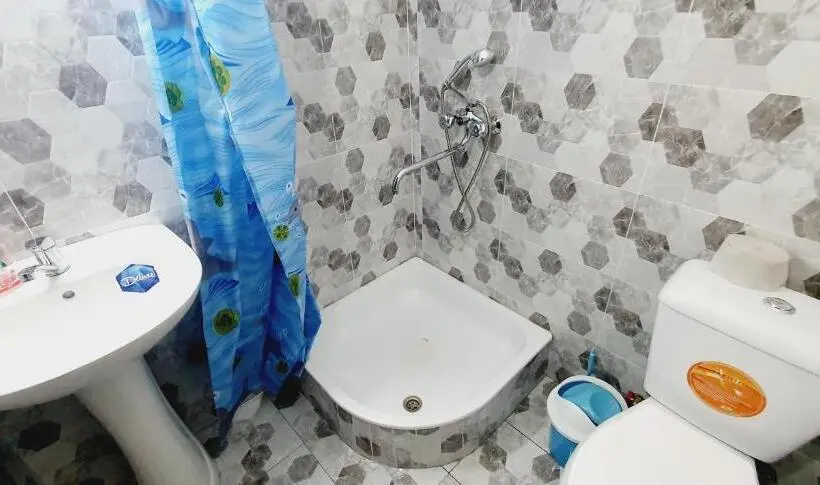 Economy Yhden Hengen Huone, Guest House Ruslan Nurata & Tours