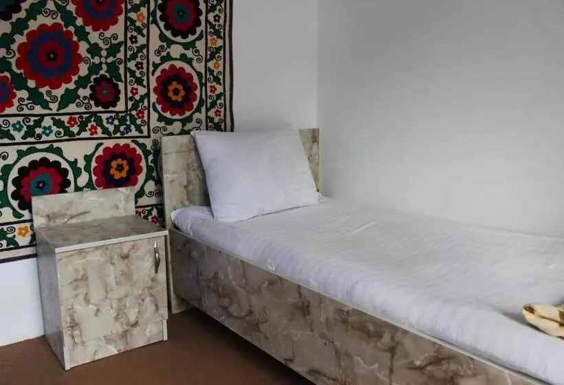 Economy Yhden Hengen Huone, Guest House Ruslan Nurata & Tours