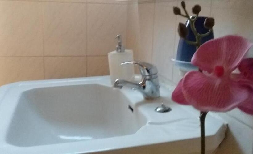 اتاق استاندارد چهار تخته, Hostal Tunquelen