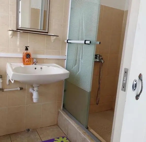 اتاق استاندارد با بالکن و چشم‌انداز دریا, Orient Guesthouse Auberge