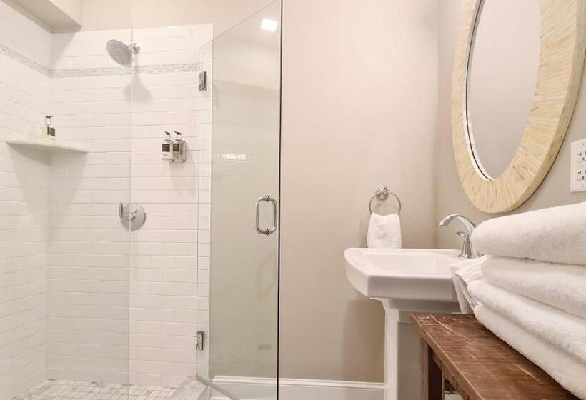 Люкс, Lakehouse Inn