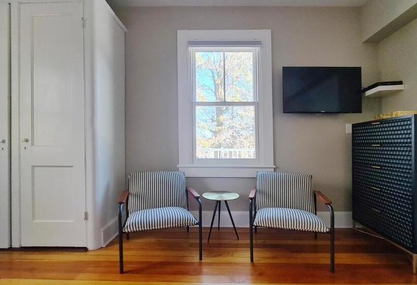 Люкс, Lakehouse Inn