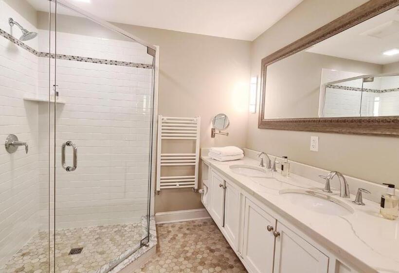 Люкс Кровать Кинг, Lakehouse Inn