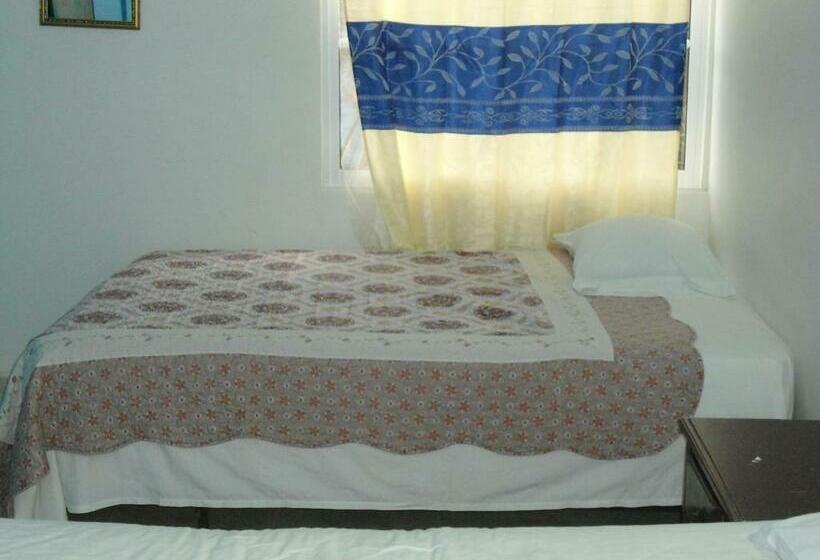 スタンダードトリプルルーム, Roxi S Place