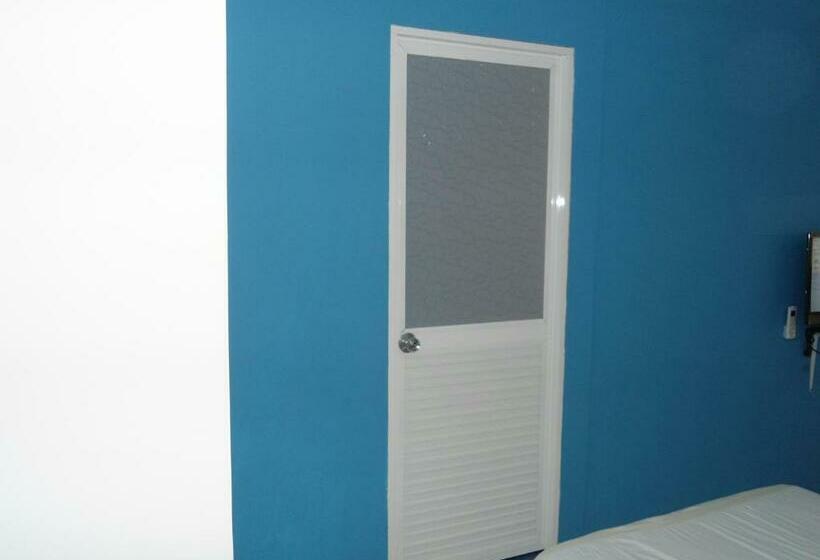 スタンダードトリプルルーム, Roxi S Place