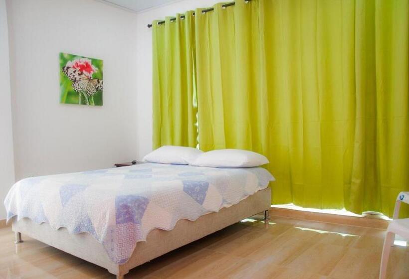 スタンダードルーム, Roxi S Place