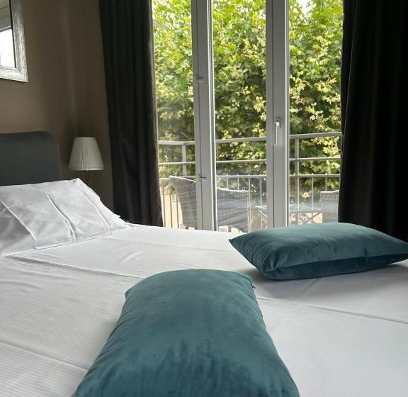 レイクビュースタンダードルーム, Boutique Centrale