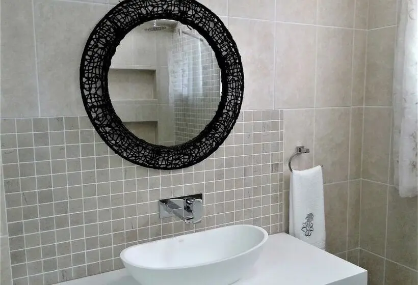 سوییت خانوادگی, Rostalyn Guesthouse
