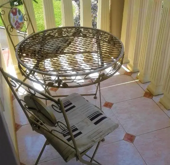 اتاق لوکس با بالکن و چشمانداز دریا, Rostalyn Guesthouse