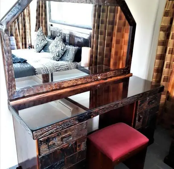 اتاق لوکس با بالکن و چشمانداز دریا, Rostalyn Guesthouse