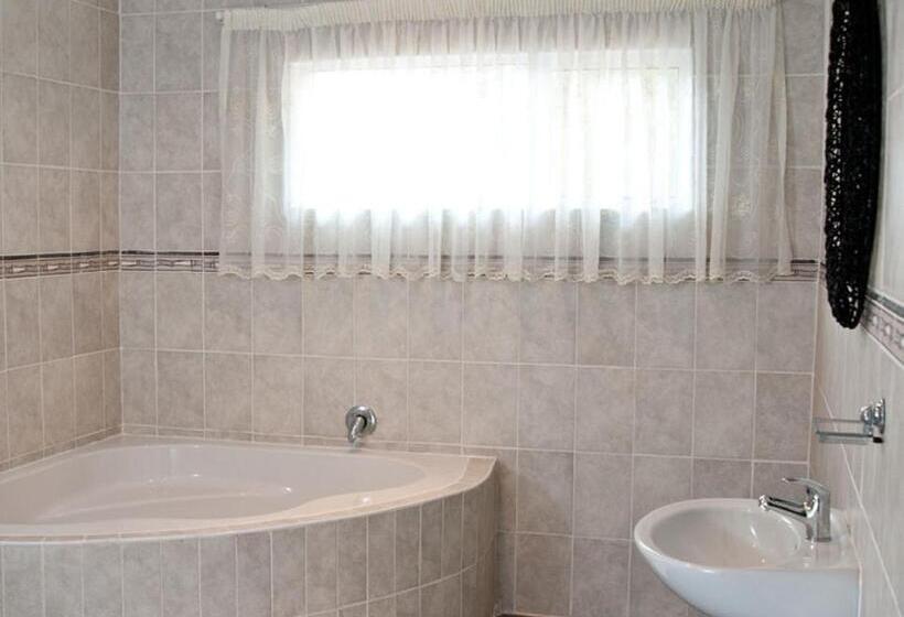 Номер Deluxe Вид на Море с Балконом, Rostalyn Guesthouse