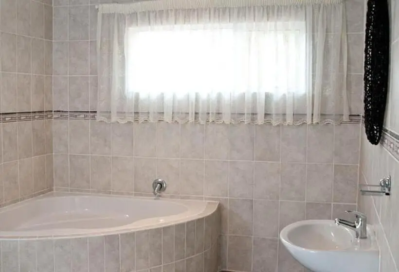 اتاق لوکس با بالکن و چشمانداز دریا, Rostalyn Guesthouse
