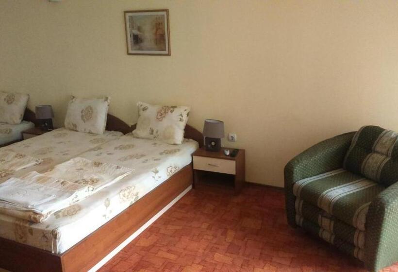 带阳台的三人标准间, Guest House Pri Valyo