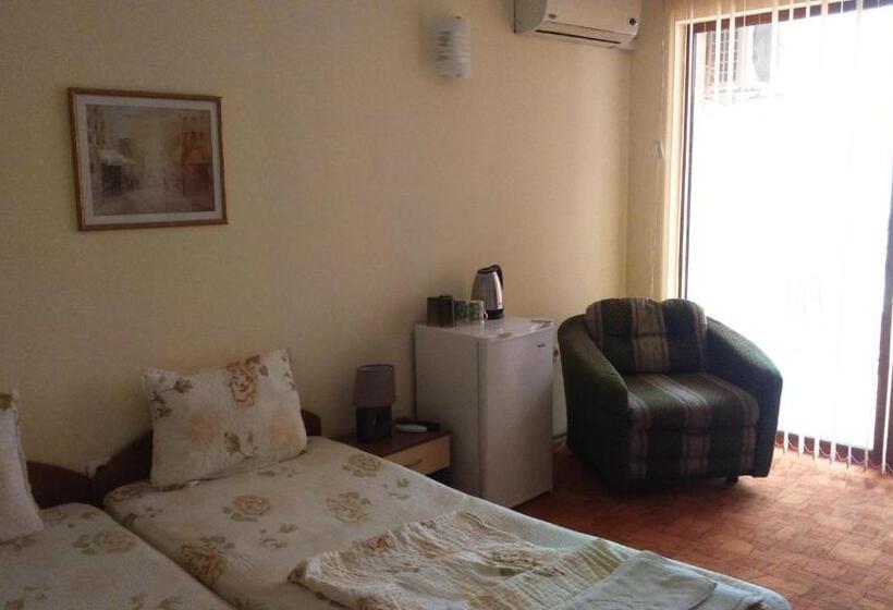 带阳台的三人标准间, Guest House Pri Valyo