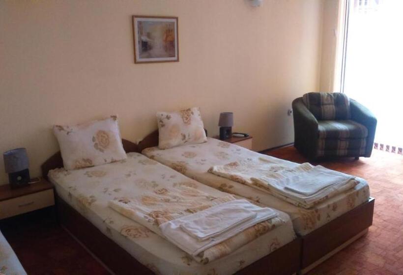 Трехместный Номер Стандарт с Балконом, Guest House Pri Valyo