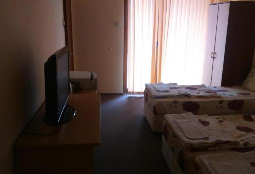 带阳台标准四人间, Guest House Pri Valyo