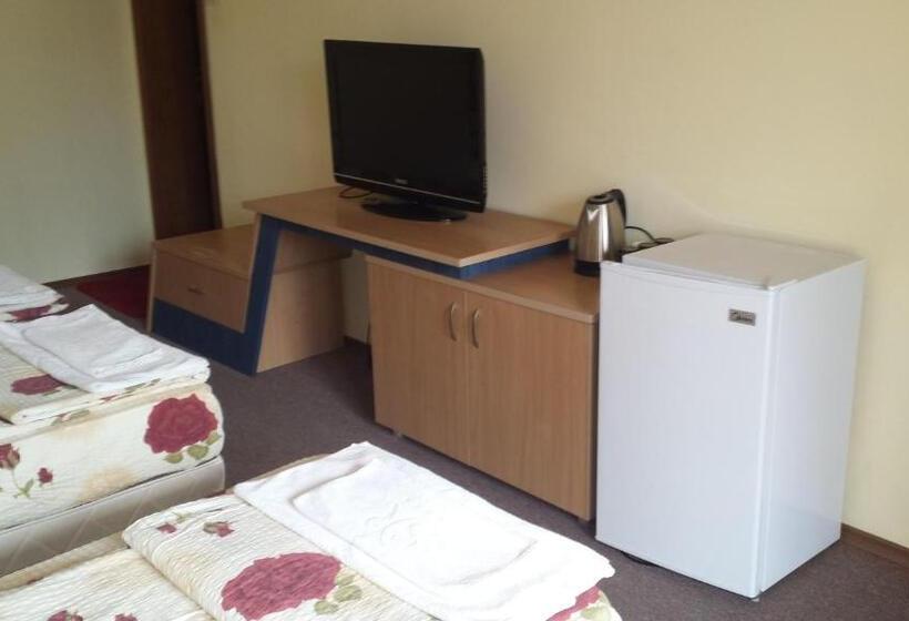 带阳台标准四人间, Guest House Pri Valyo