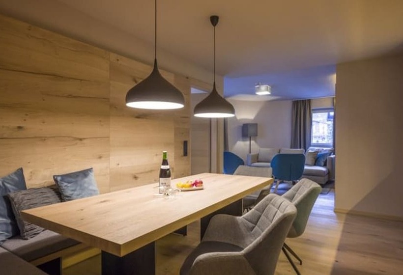 דירת שלושה חדרים, Postresidenz