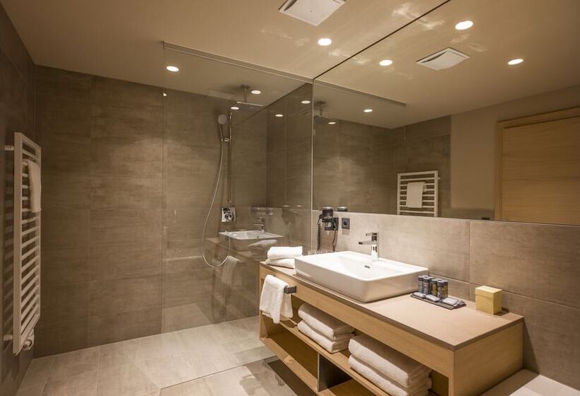 Апартаменты 3 Спальни, Postresidenz