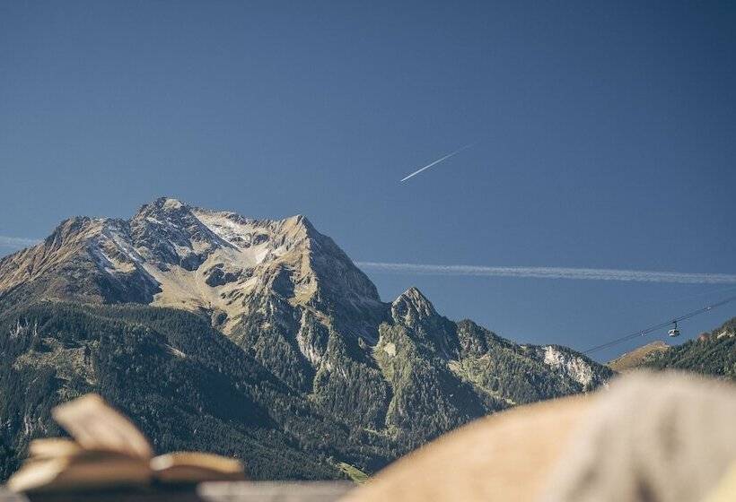 דירת פנטהאוז 1 חדרי שינה, Postresidenz