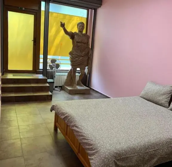 スタンダードスタジオ, Like Home Guest Rooms
