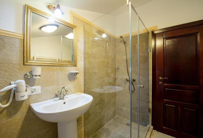 غرفة قياسية, Pensiunea Oscar