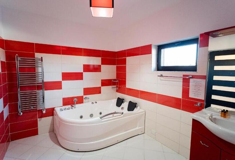 جناح ديلوكس, Pensiunea Oscar