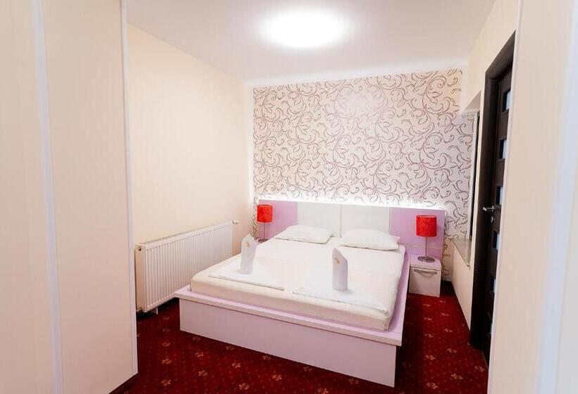 جناح ديلوكس, Pensiunea Oscar